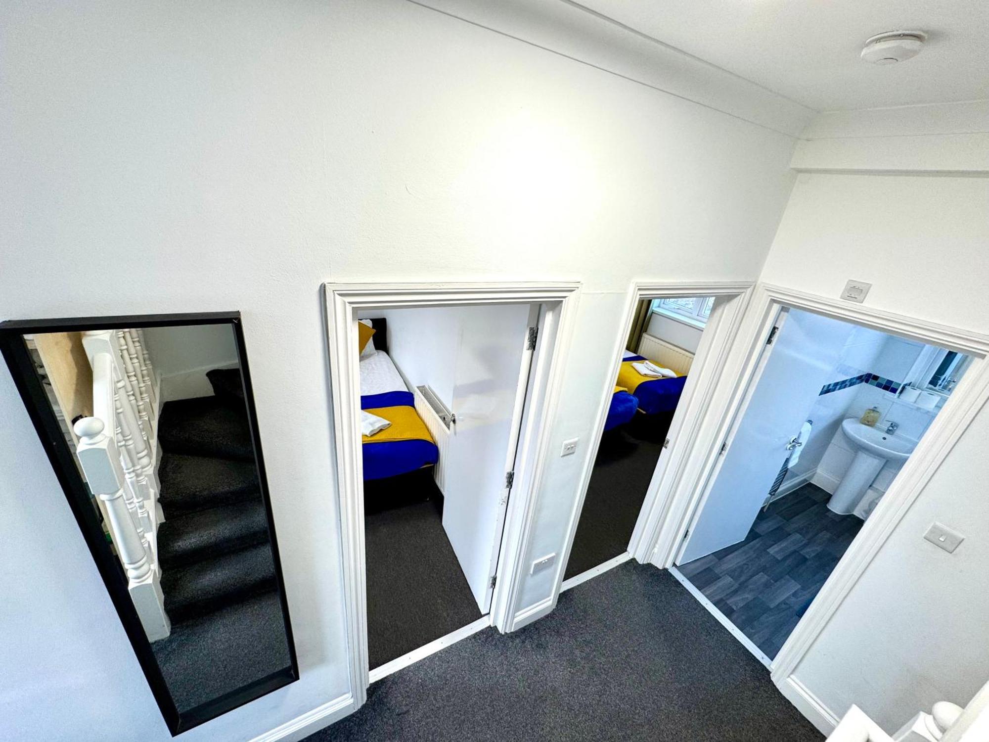 3 Bedrooms Spacious House, Separate Reception, 2 Full Bathrooms, Parking, Garden Hébergement de vacances