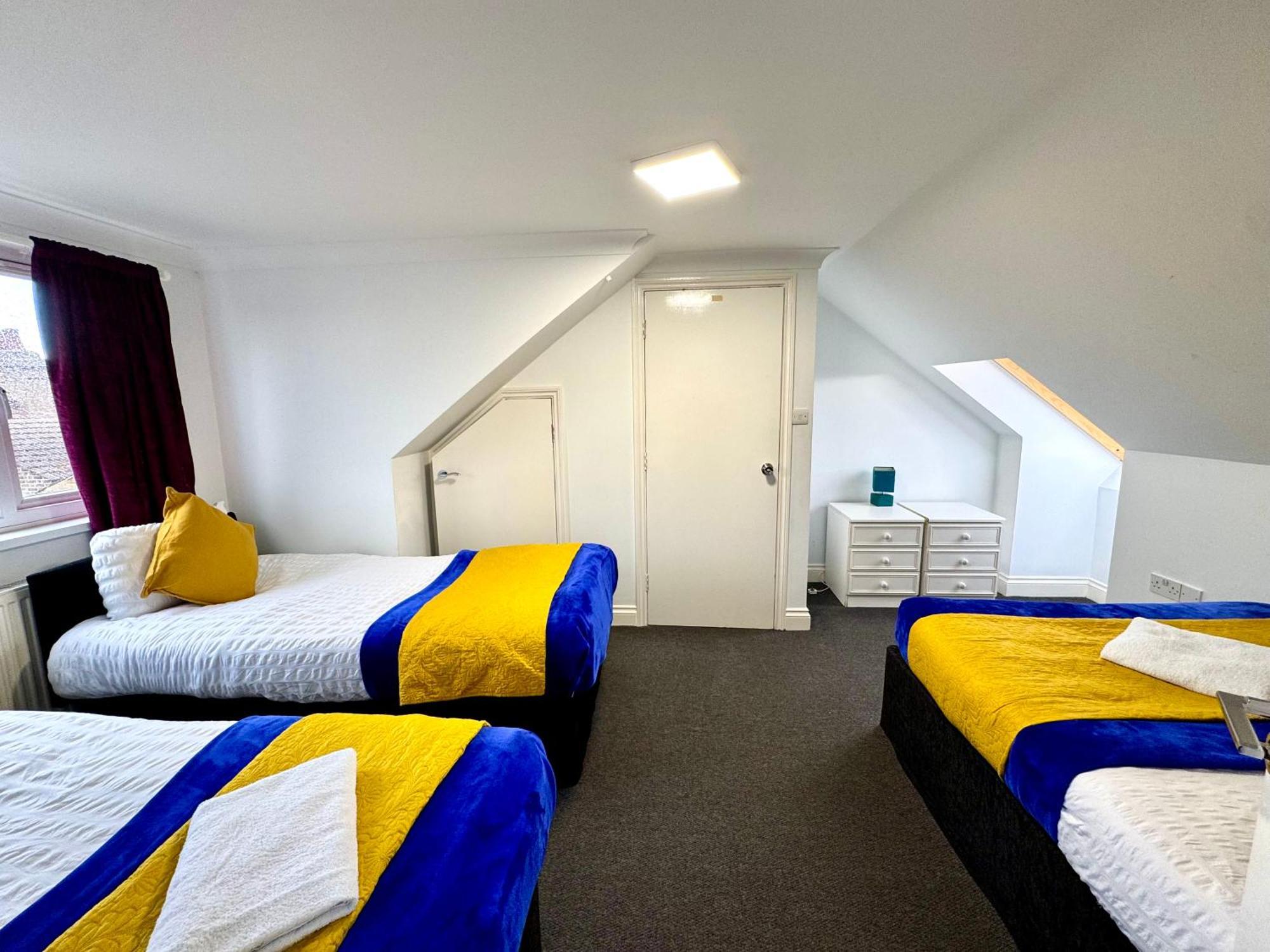 Hébergement de vacances 3 Bedrooms Spacious House, Separate Reception, 2 Full Bathrooms, Parking, Garden *
