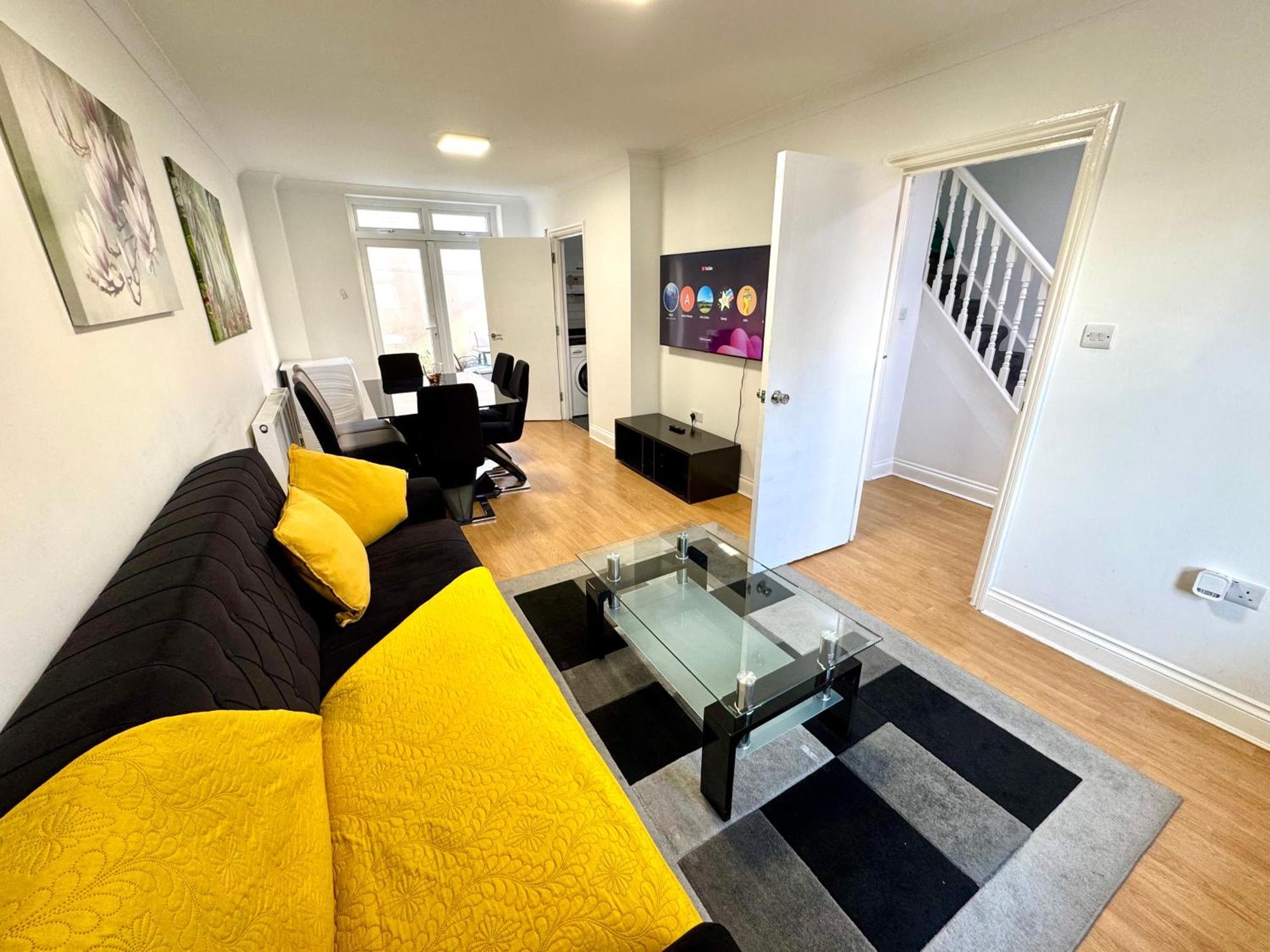 3 Bedrooms Spacious House, Separate Reception, 2 Full Bathrooms, Parking, Garden Hébergement de vacances Londres