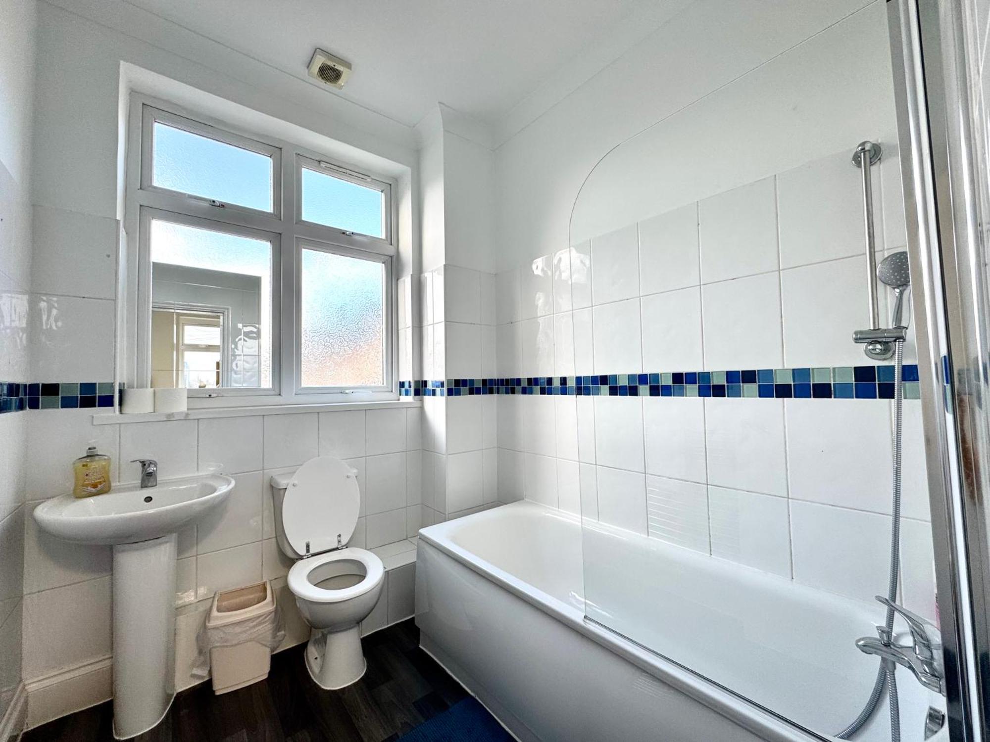 Hébergement de vacances 3 Bedrooms Spacious House, Separate Reception, 2 Full Bathrooms, Parking, Garden Londres