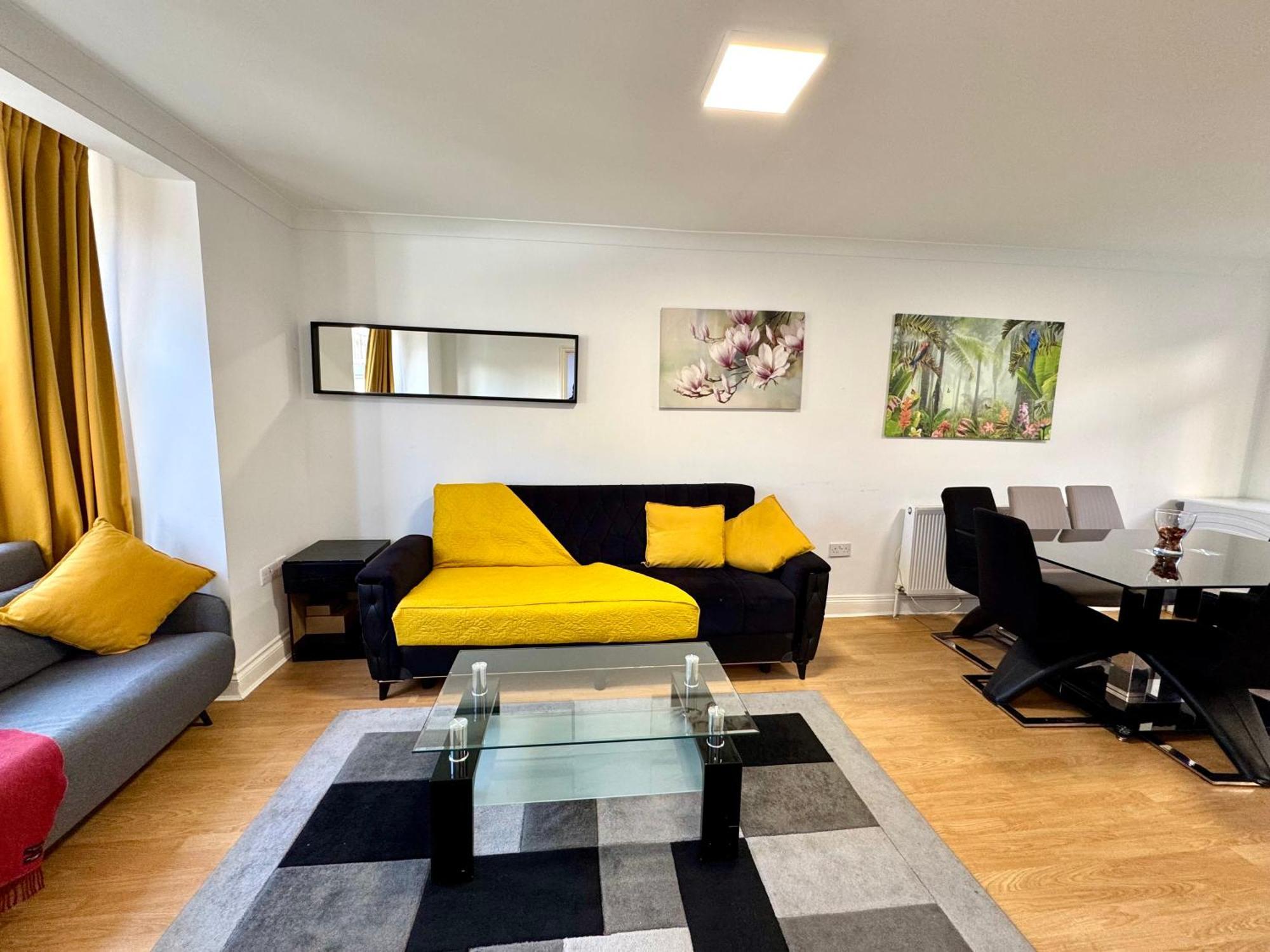 Hébergement de vacances 3 Bedrooms Spacious House, Separate Reception, 2 Full Bathrooms, Parking, Garden