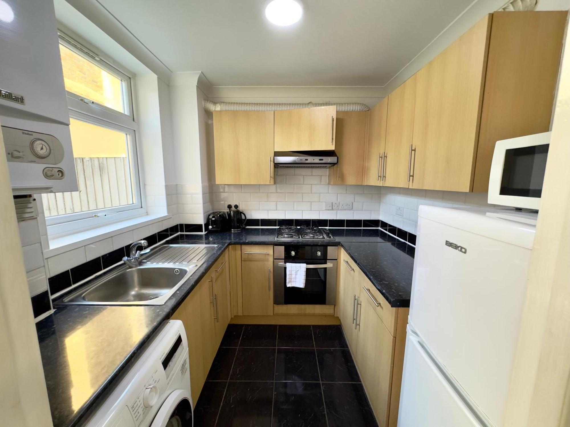 3 Bedrooms Spacious House, Separate Reception, 2 Full Bathrooms, Parking, Garden Hébergement de vacances