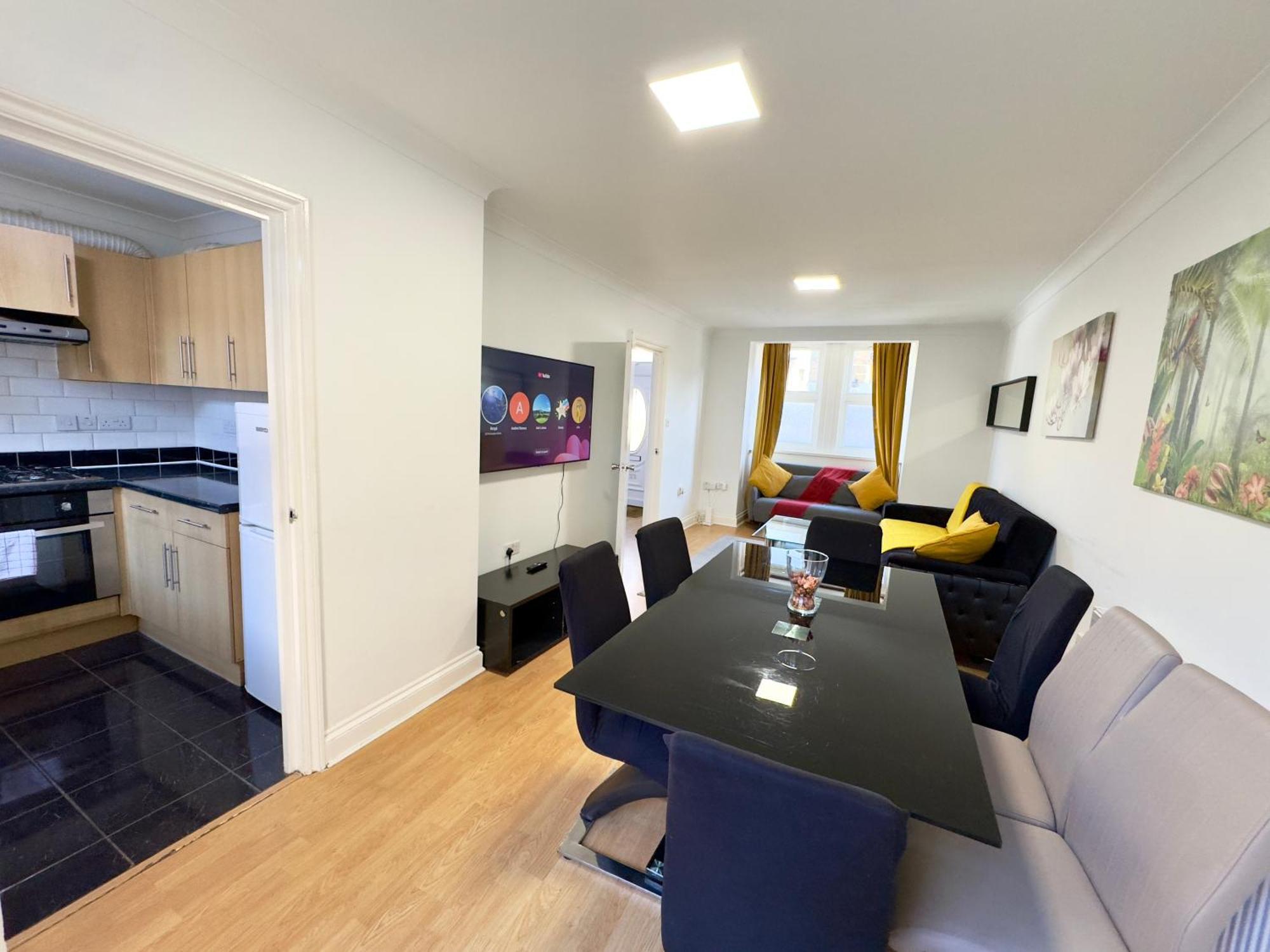 3 Bedrooms Spacious House, Separate Reception, 2 Full Bathrooms, Parking, Garden Hébergement de vacances