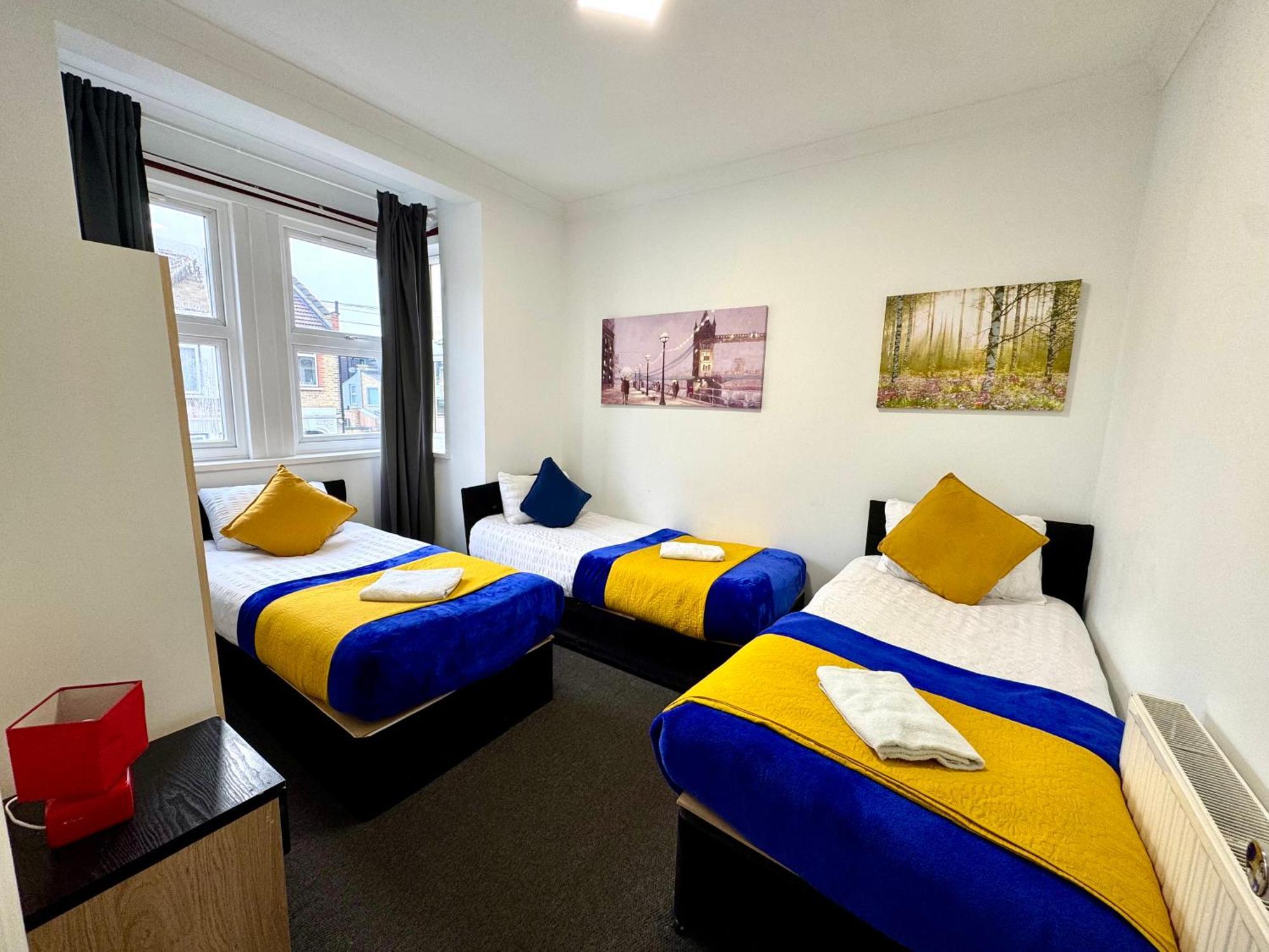 Casa de Férias 3 Bedrooms Spacious House, Separate Reception, 2 Full Bathrooms, Parking, Garden