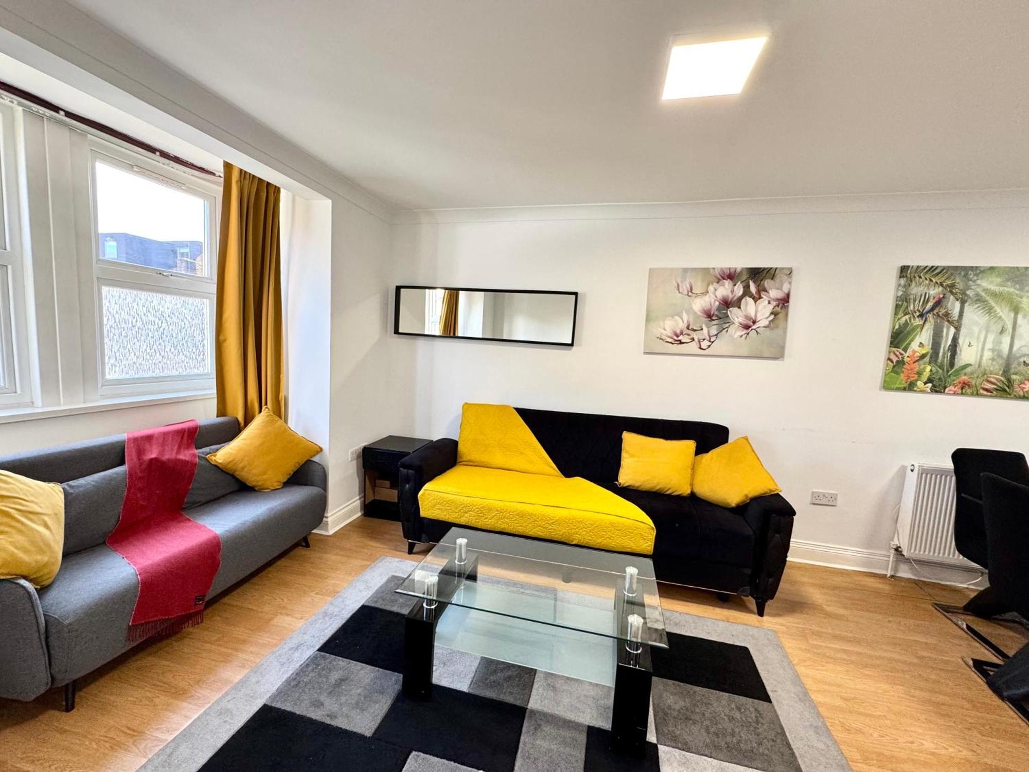 Casa de Férias 3 Bedrooms Spacious House, Separate Reception, 2 Full Bathrooms, Parking, Garden