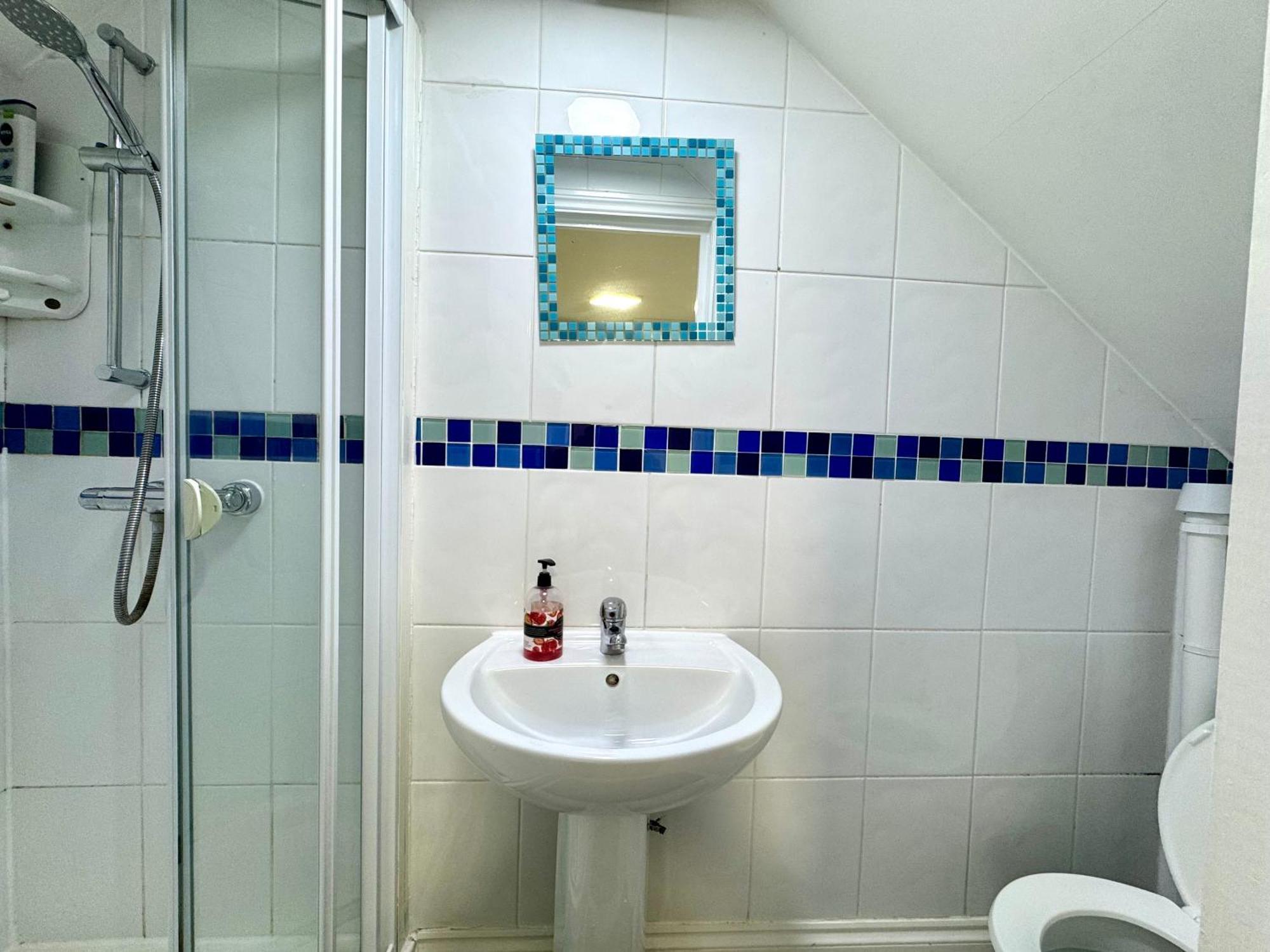 3 Bedrooms Spacious House, Separate Reception, 2 Full Bathrooms, Parking, Garden Casa de Férias *