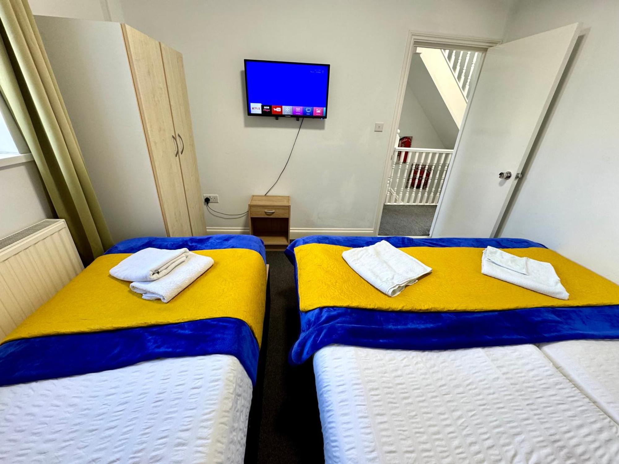 Casa de Férias 3 Bedrooms Spacious House, Separate Reception, 2 Full Bathrooms, Parking, Garden